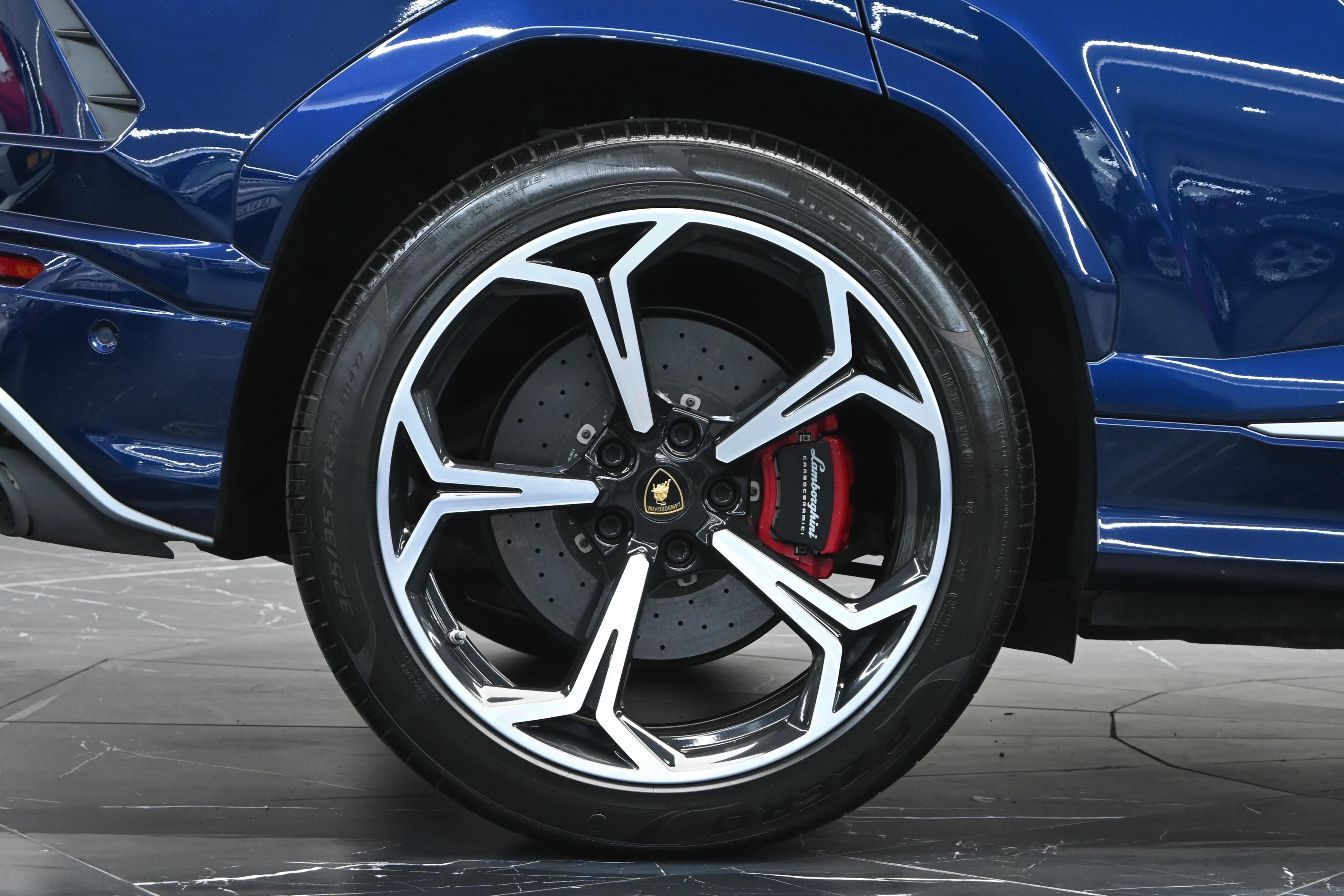 2019 LAMBORGHINI URUS
