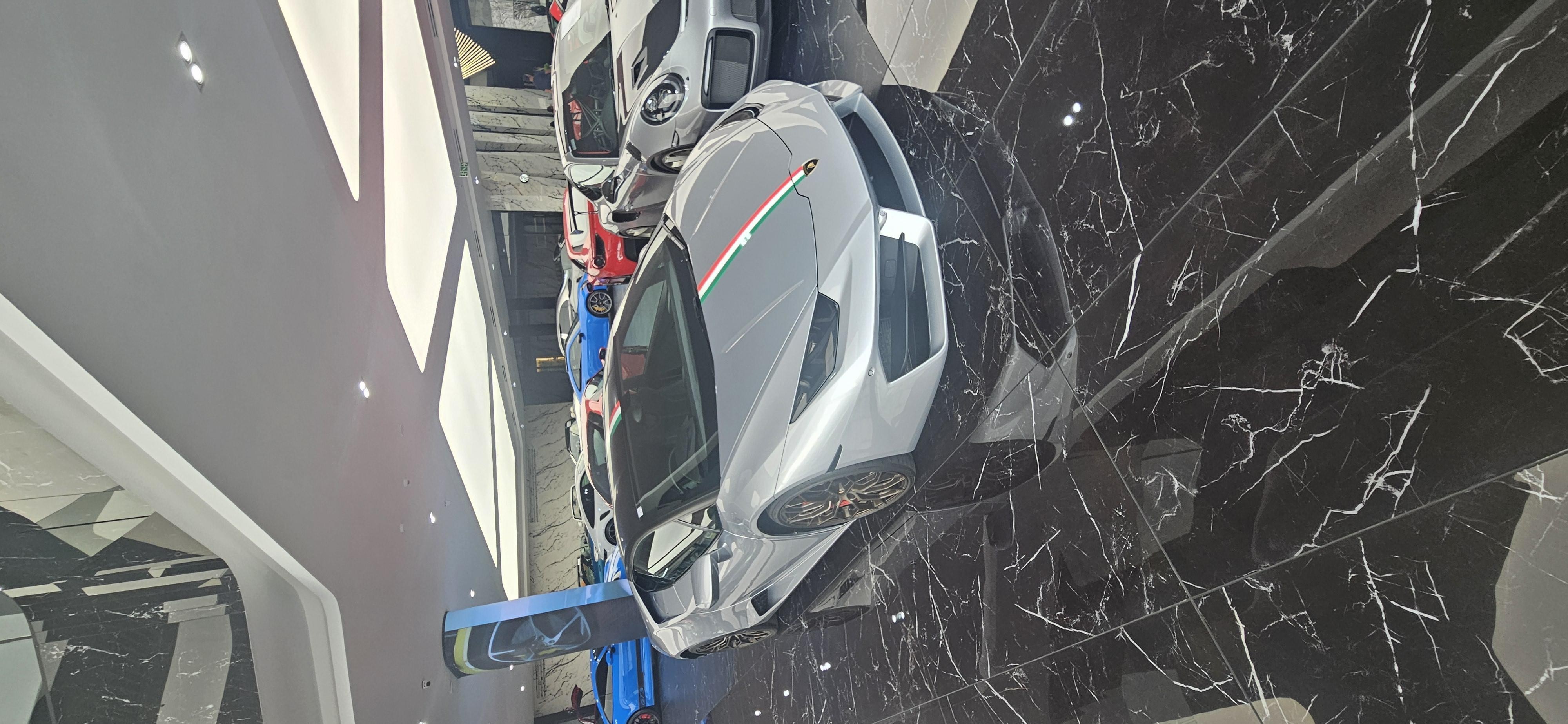 2017 LAMBORGHINI HURACAN Image 1