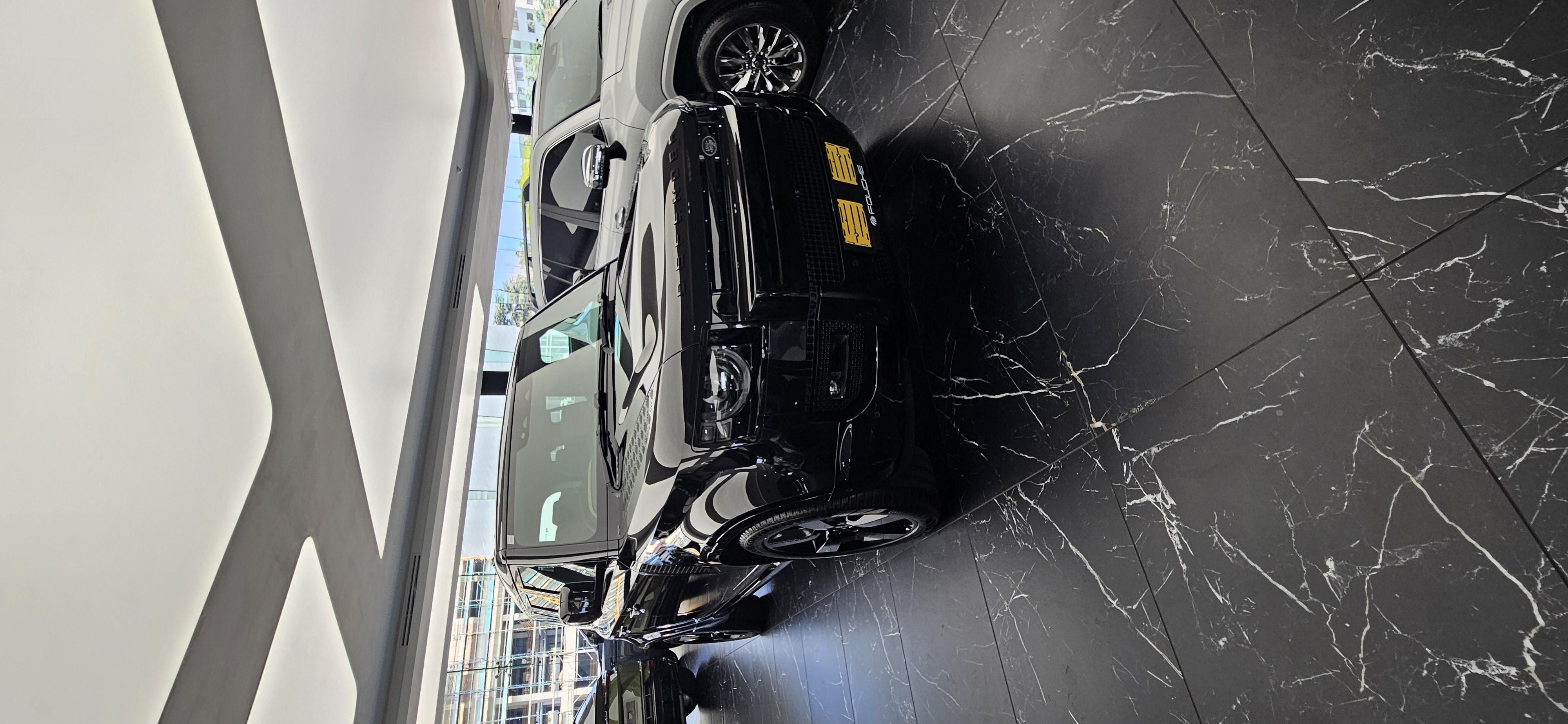 2025 LAND ROVER DEFENDER 110 Image 1