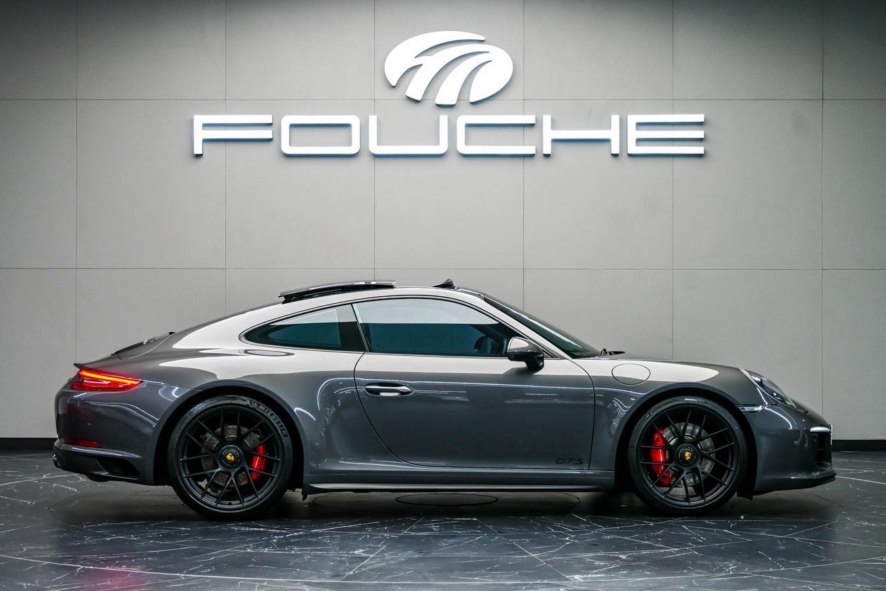 2018 PORSCHE 911 Image 2