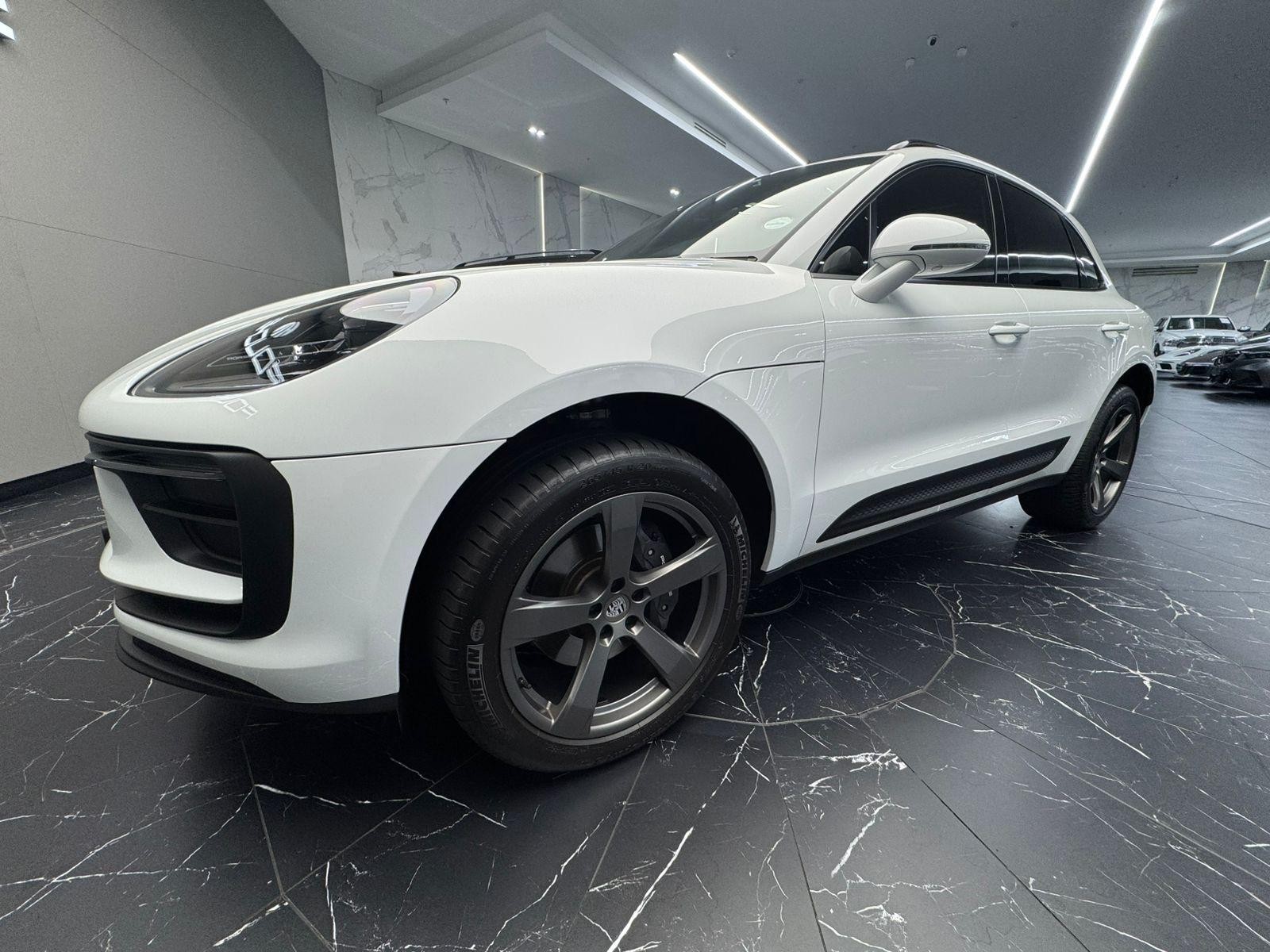 2022 PORSCHE MACAN Image 1