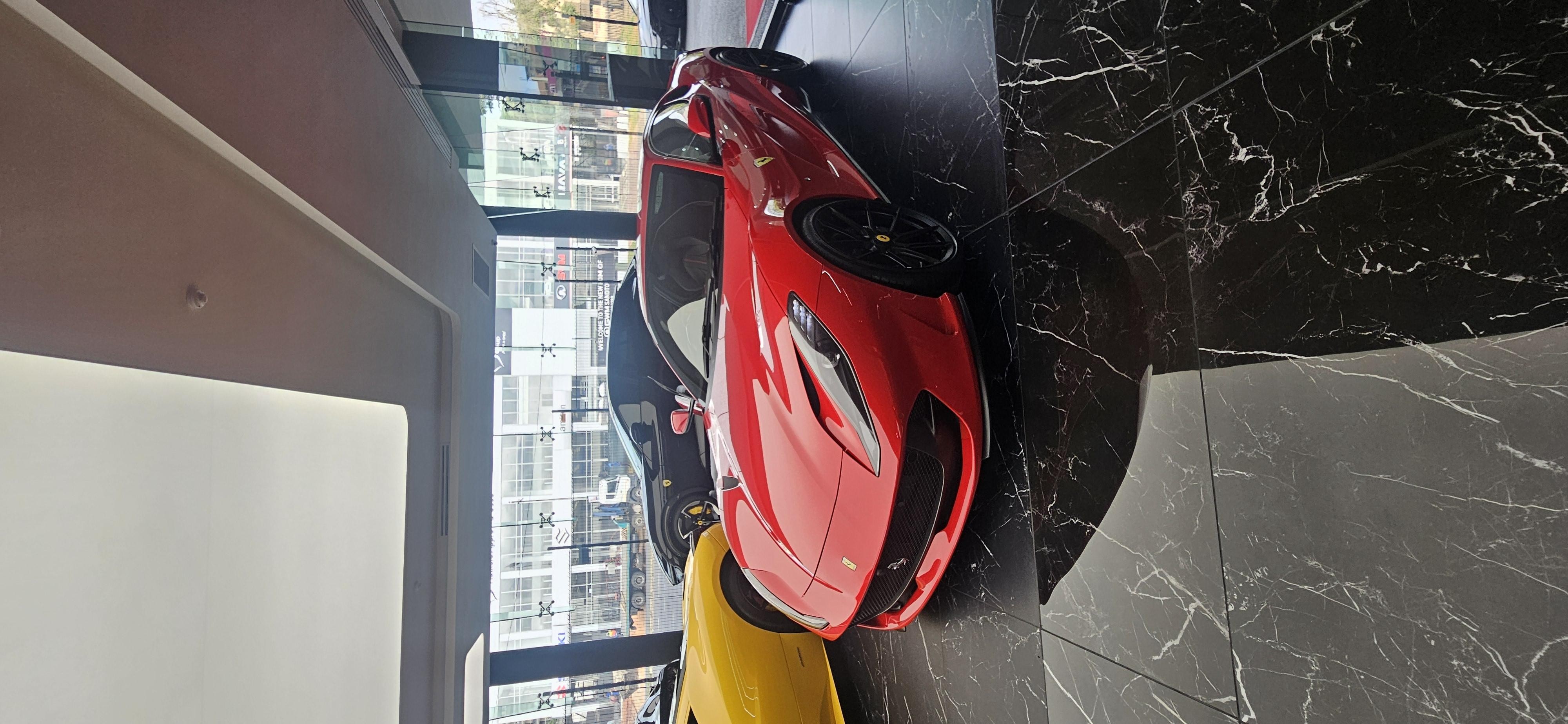 2019 FERRARI 812 Image 1