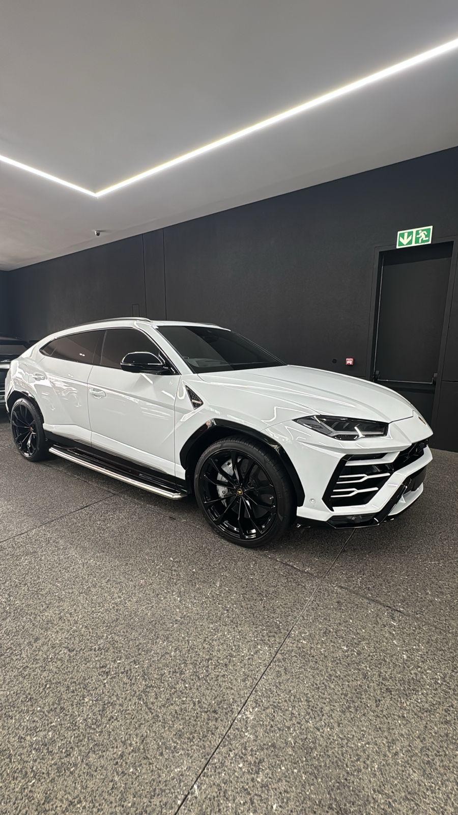 2020 LAMBORGHINI URUS Image 2