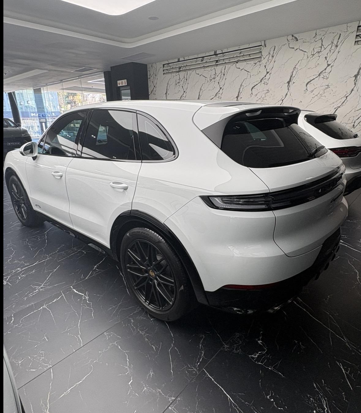 2024 PORSCHE CAYENNE Image 1