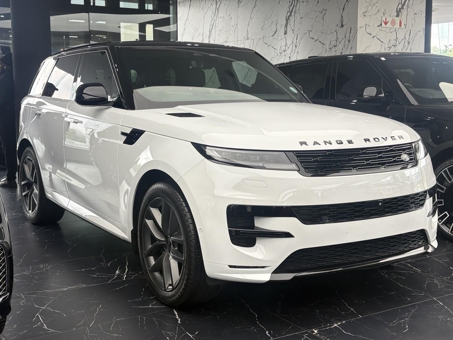 2025 LAND ROVER RANGE ROVER SPORT Image 2