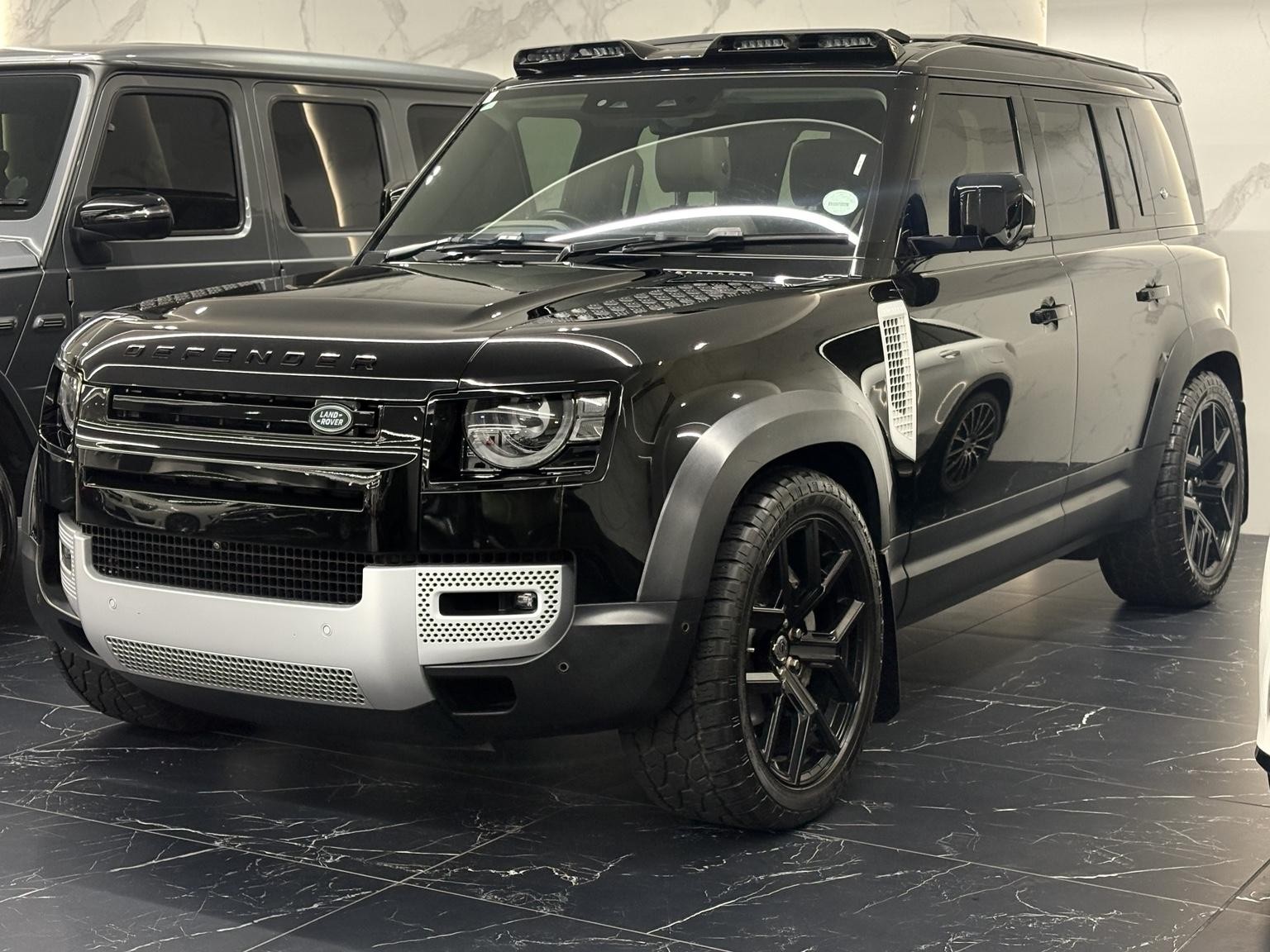 2020 LAND ROVER DEFENDER 110 Image 2